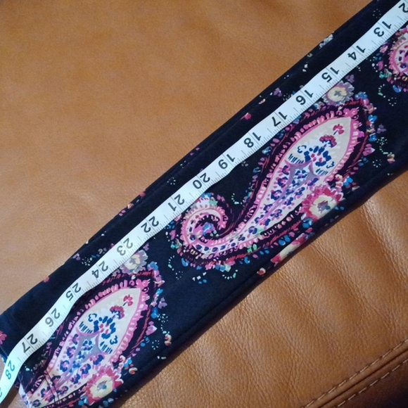 🌺bebe Black and Pink Leggings with Paisley Print - Picture 5 of 7